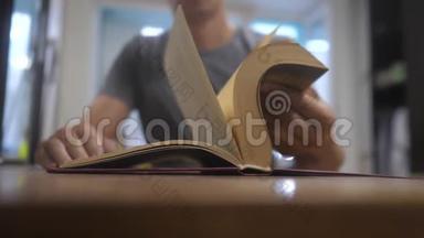 人在看一本书慢动作视频.. 教育学习图书馆的概念。 男人打开书。 男人改变生活方式